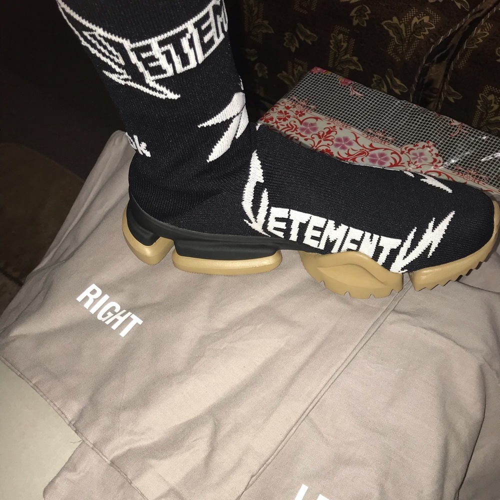 Vetements - Picture 2 of 5